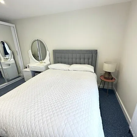 Newly Renovated Bedrooms Near Train And Bus Station